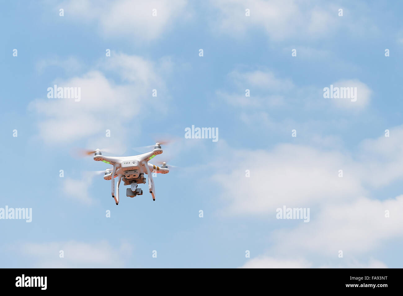 Quadcopter volando en el cielo Foto de stock