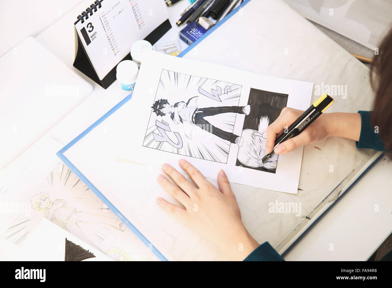 Manga japonés artista trabajando en el studio Foto de stock