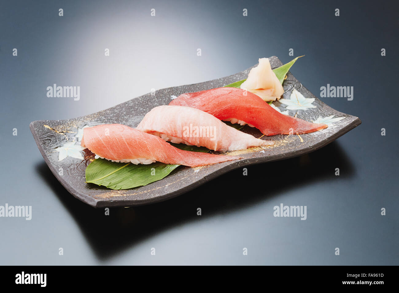 Plato de sushi en black mesa Foto de stock