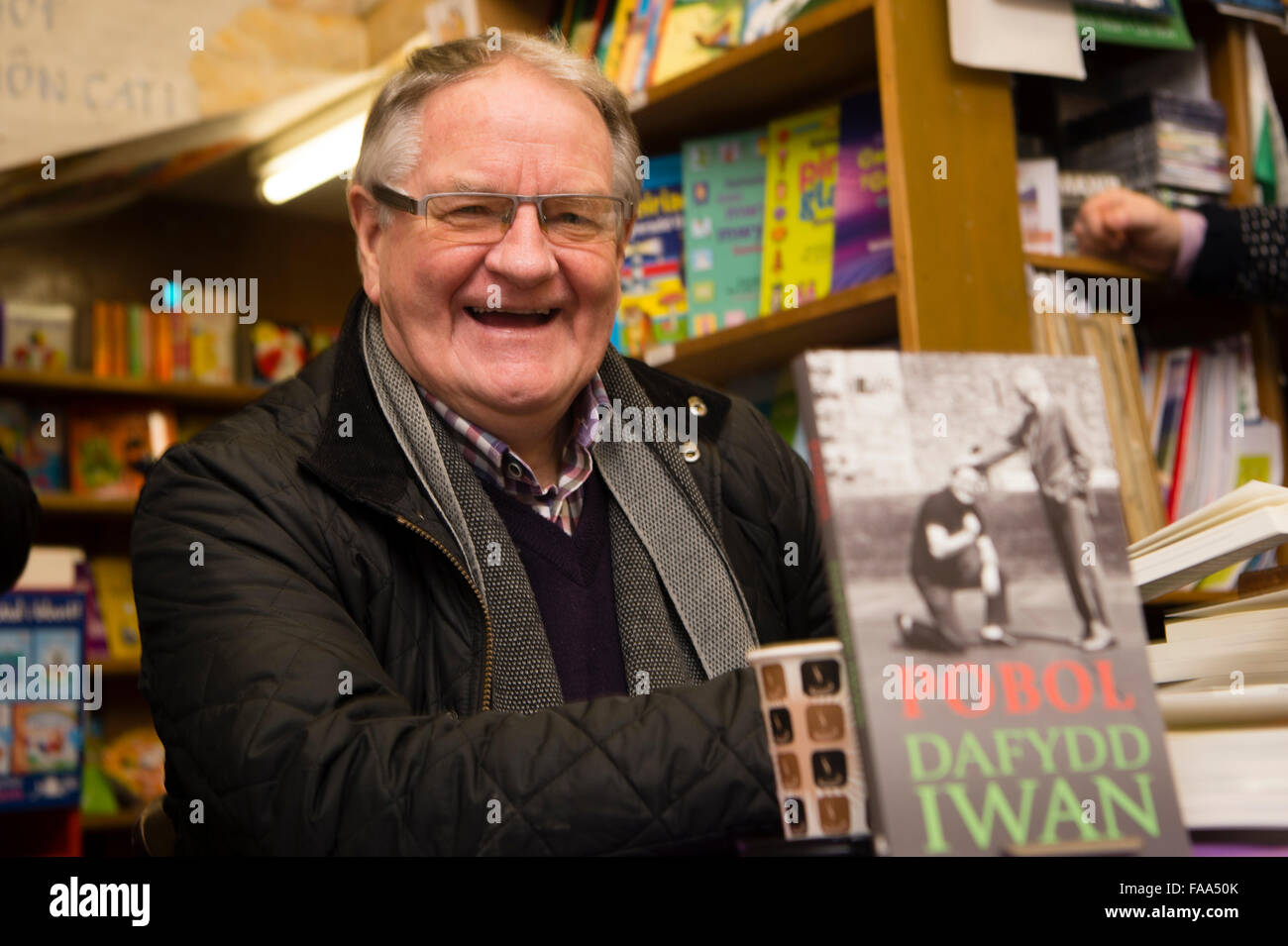 La cantante galesa, performer, idioma, activista político y escritor Dafydd Iwan en una firma de su 'Pobl autobiograpgy' (personas), el 16 de diciembre de 2015 Foto de stock