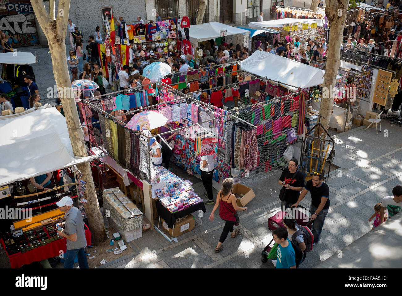 El mercado de los domingos en el Rastro de Madrid Foto de stock