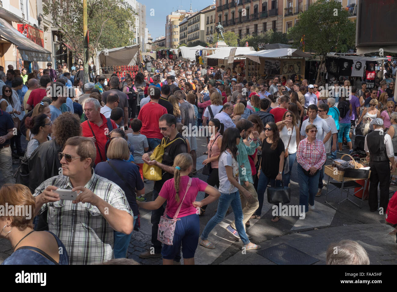 El mercado de los domingos en el Rastro de Madrid Foto de stock