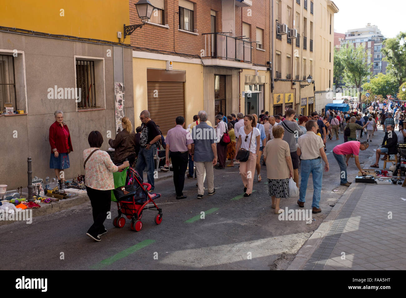 El mercado de los domingos en el Rastro de Madrid Foto de stock