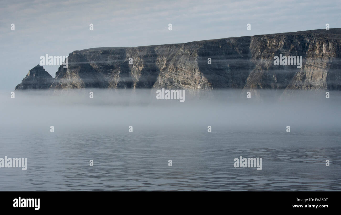 Las nubes, acantilados y fiordos en la isla de Baffin, el Ártico canadiense. Foto de stock