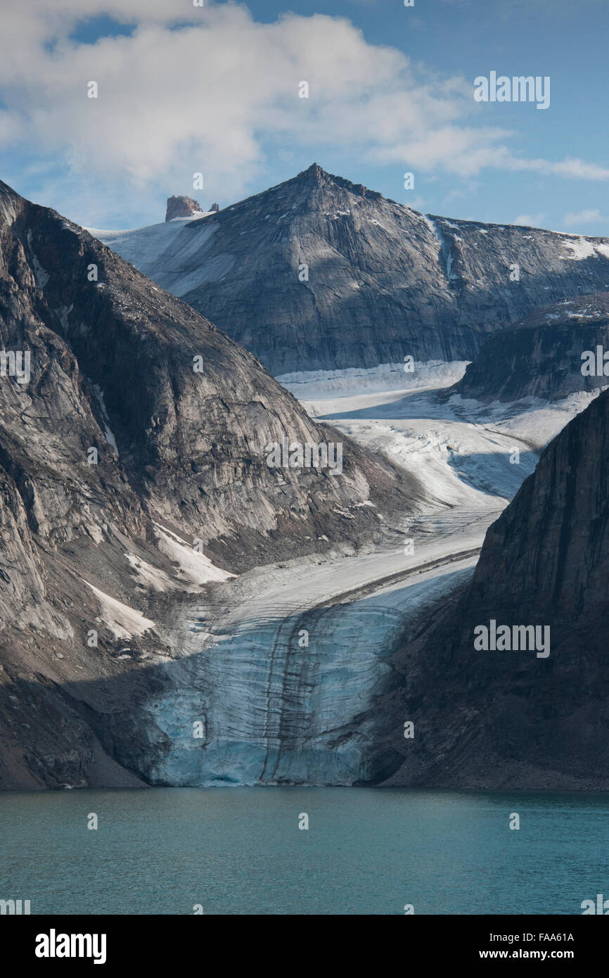 Montañas, glaciares y fiordos, en la isla de Baffin, el Ártico canadiense. Foto de stock
