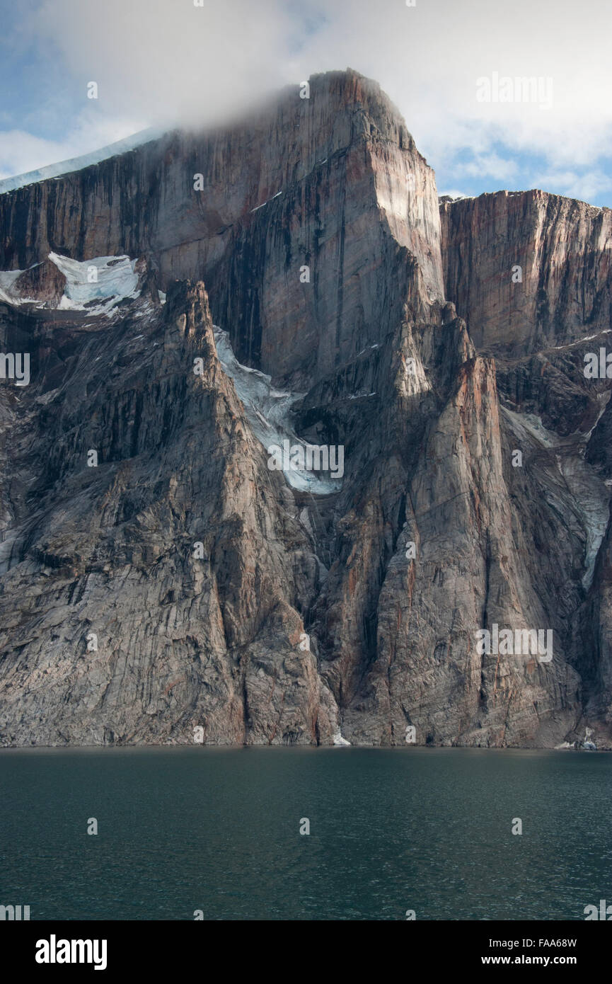 Montañas, glaciares y fiordos, en la isla de Baffin, el Ártico canadiense. Foto de stock
