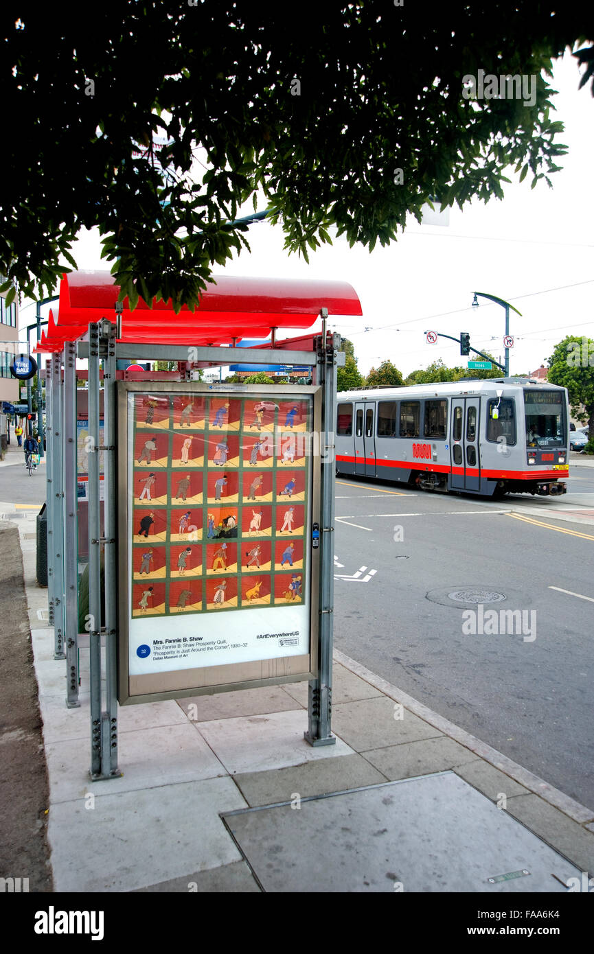 Una colcha de bellas artes por la Sra. Fannie B. Shaw es reproducido en un kiosco de publicidad exterior en un refugio autobús en San Francisco durante el evento de arte por todas partes. Foto de stock