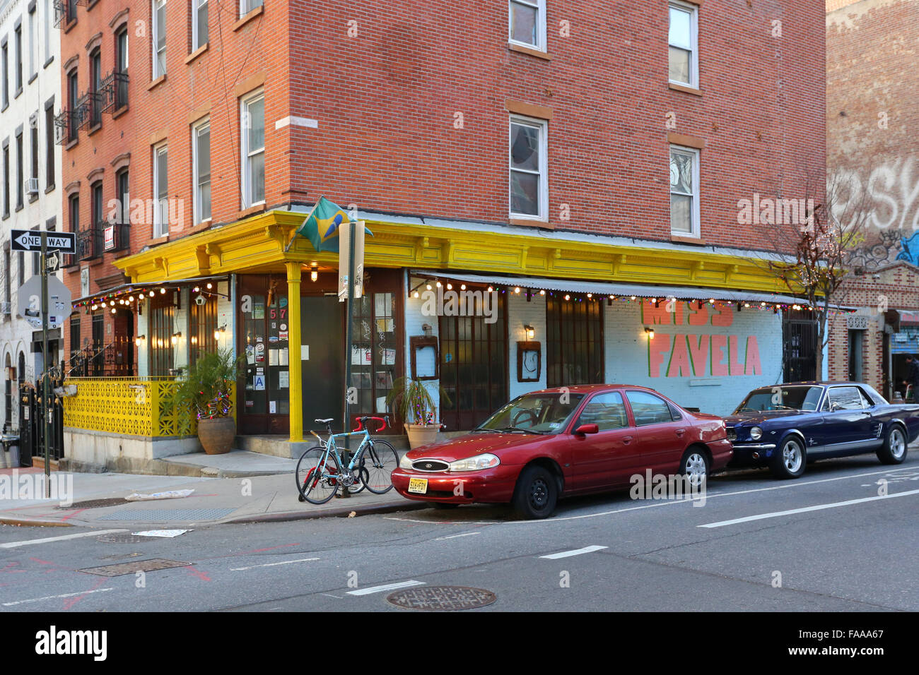 Miss Favela, 57 S 5th St, Brooklyn, NY. Escaparate exterior de un restaurante brasileño en el barrio de Williamsburg. Foto de stock
