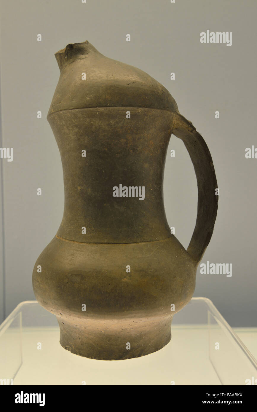Alfarería negra él Ewer. La cultura de Longshan, 2400-200 A.C. el museo de Shanghai. Foto de stock