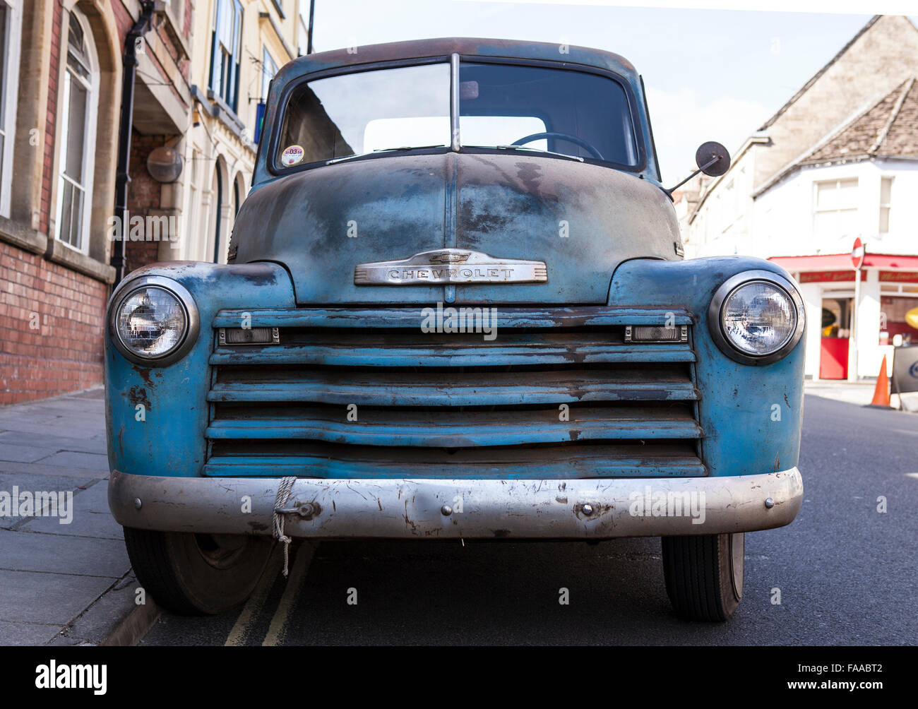 Vista frontal de una camioneta Chevrolet 1950 azul Foto de stock
