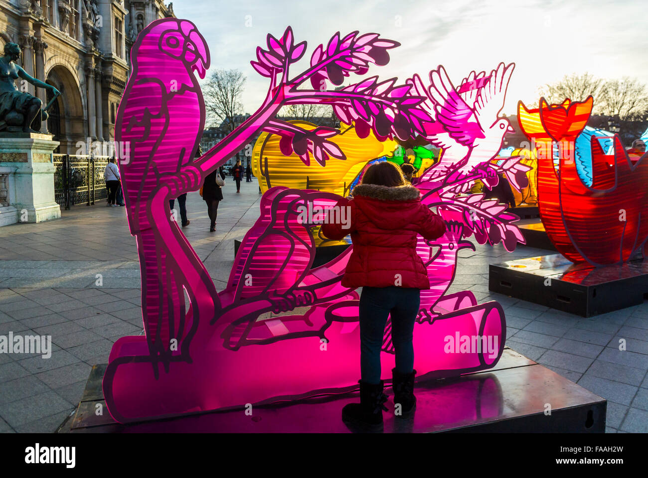 París, Francia, Niña visitar exposición pública, escenas callejeras, 'COP 21' Arte Moderna instalación de escultura delante del Ayuntamiento, el tema ambiental Foto de stock