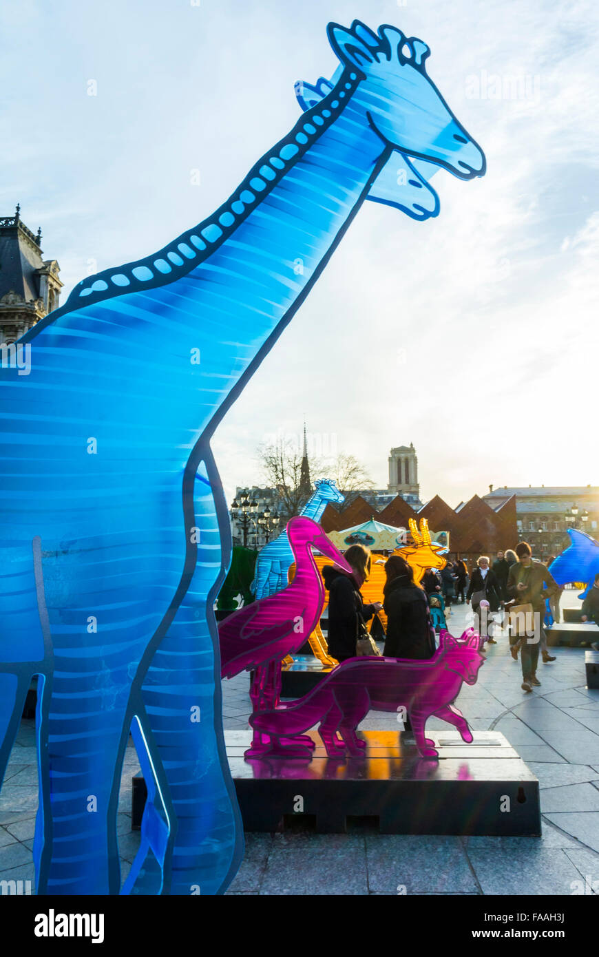 París, Francia, personas que visitan la exposición pública, escenas de la calle, 'COP 21' Arte moderno Escultura Instalación frente al Ayuntamiento, el arte de la calle ambiental Foto de stock