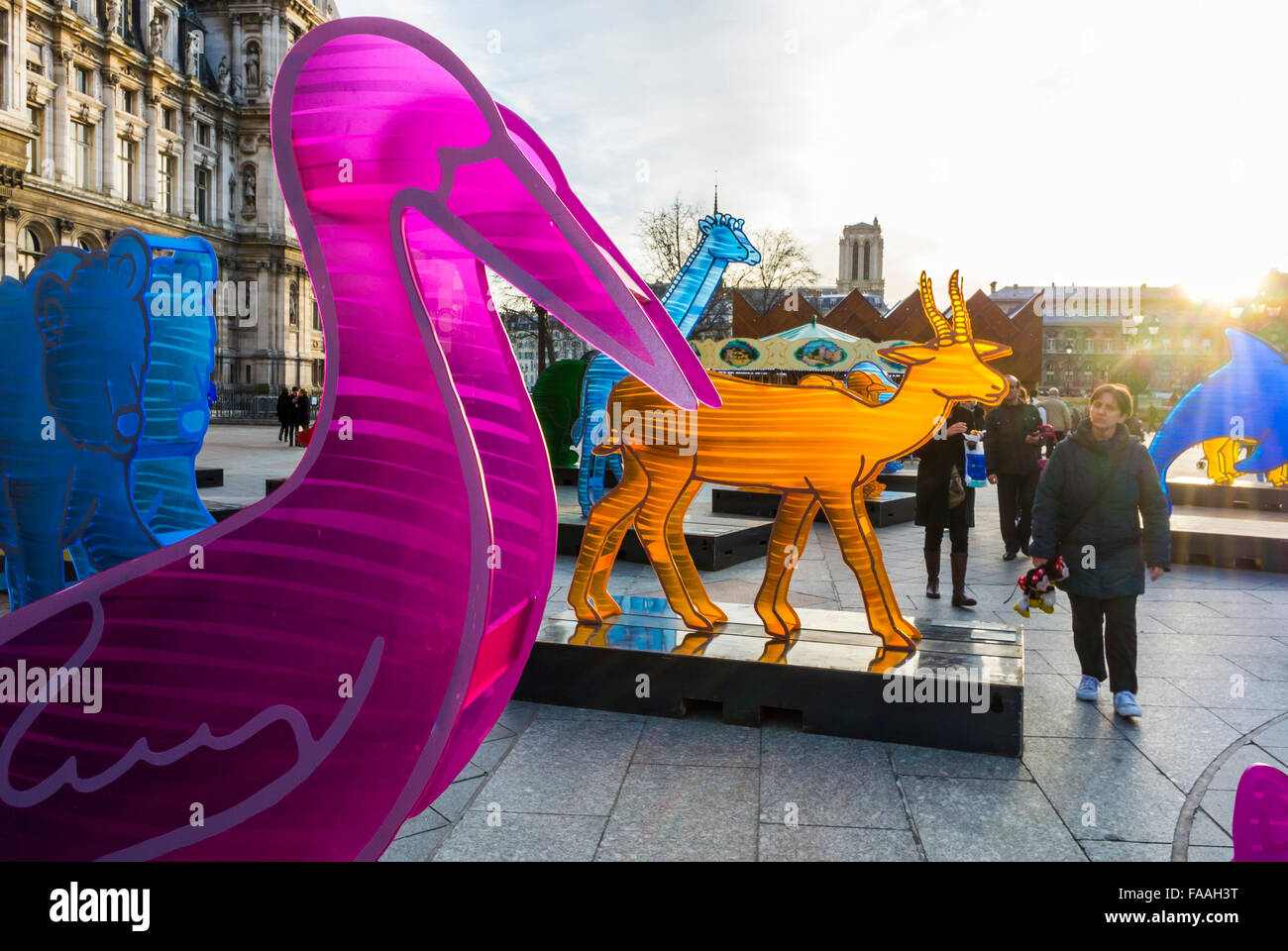 París, Francia, personas que visitan la exposición pública, escenas de la calle, 'COP 21' Arte moderno Escultura Instalación frente al Ayuntamiento, el arte de la calle ambiental Foto de stock