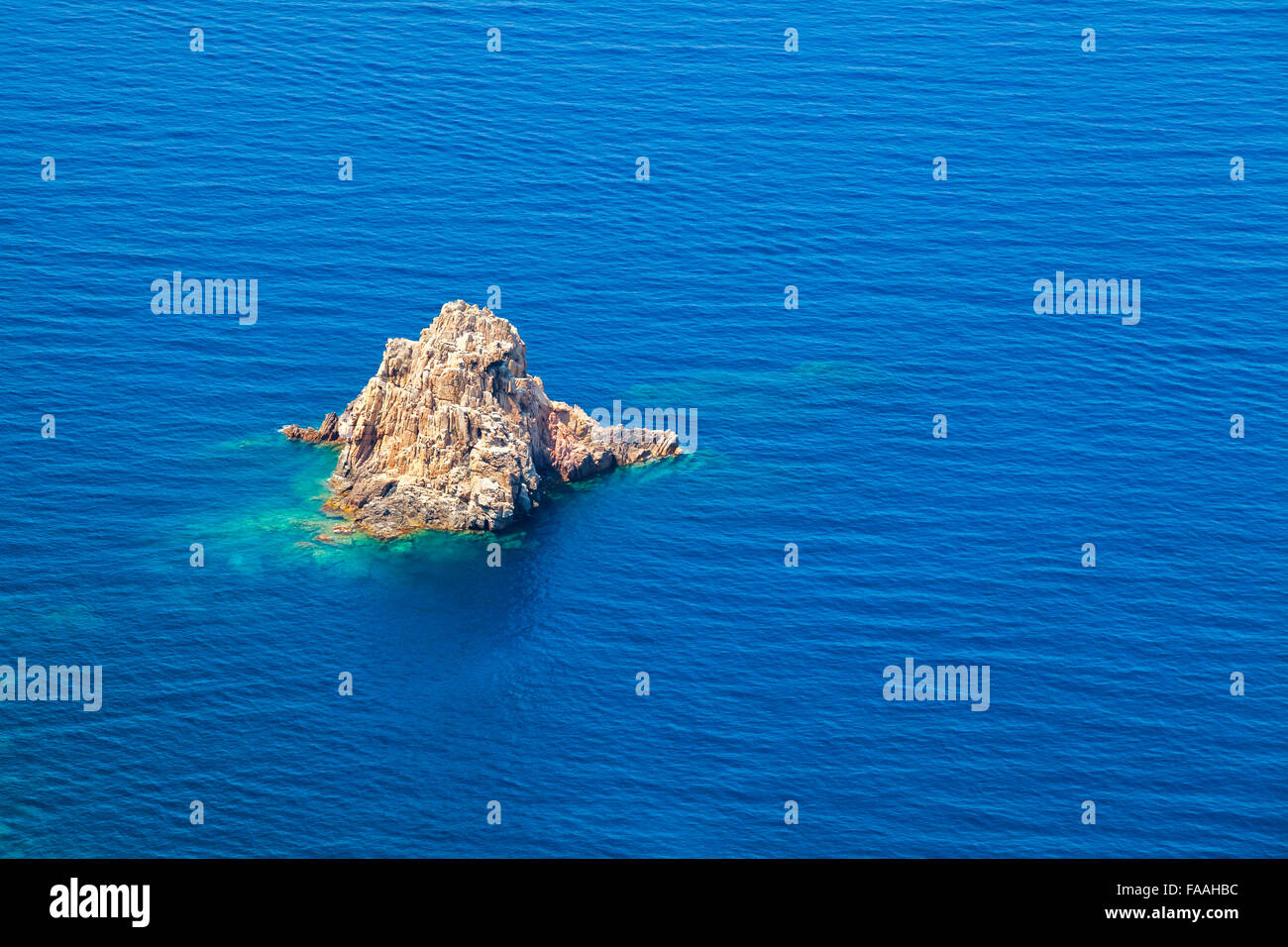 La pequeña isla rocosa en el mar Mediterráneo cerca de la costa de Córcega, Francia Foto de stock