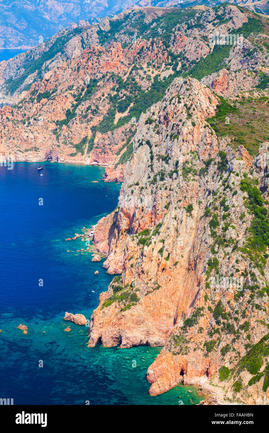 Vertical el paisaje costero de la isla de Córcega. Capo Rosso Piana región Foto de stock