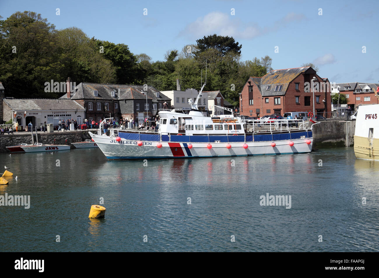 Embarcación de recreo, el jubileo de la Reina entrando en Padstow Harbor, Cornwall, Inglaterra Foto de stock