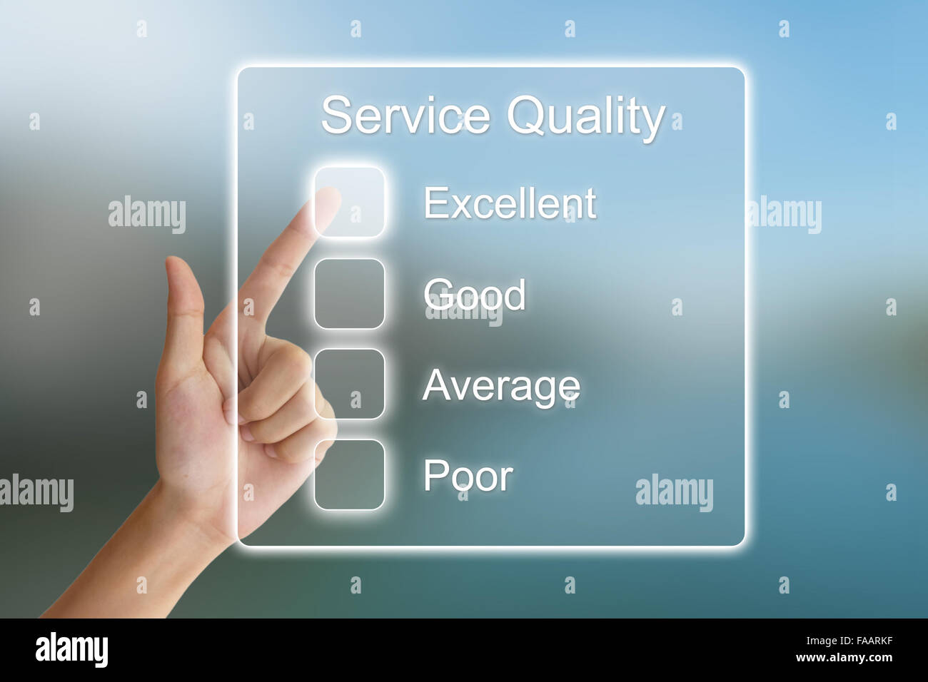 La mano haciendo clic en la calidad del servicio en la interfaz de pantalla virtual Foto de stock