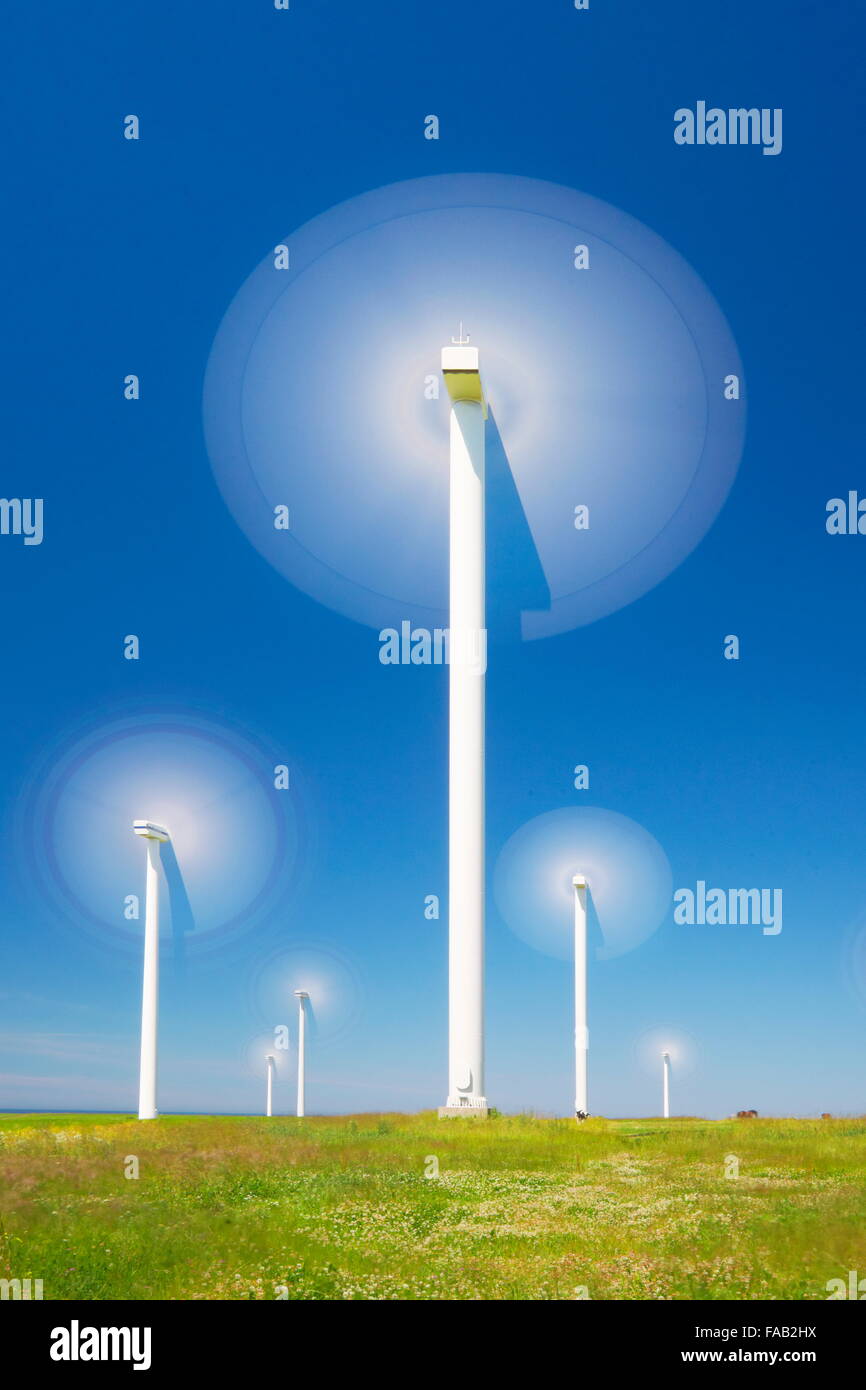 Movimiento horizontal con turbina de viento (parque eólico) en el fondo de cielo azul, Pomerania, Polonia Foto de stock