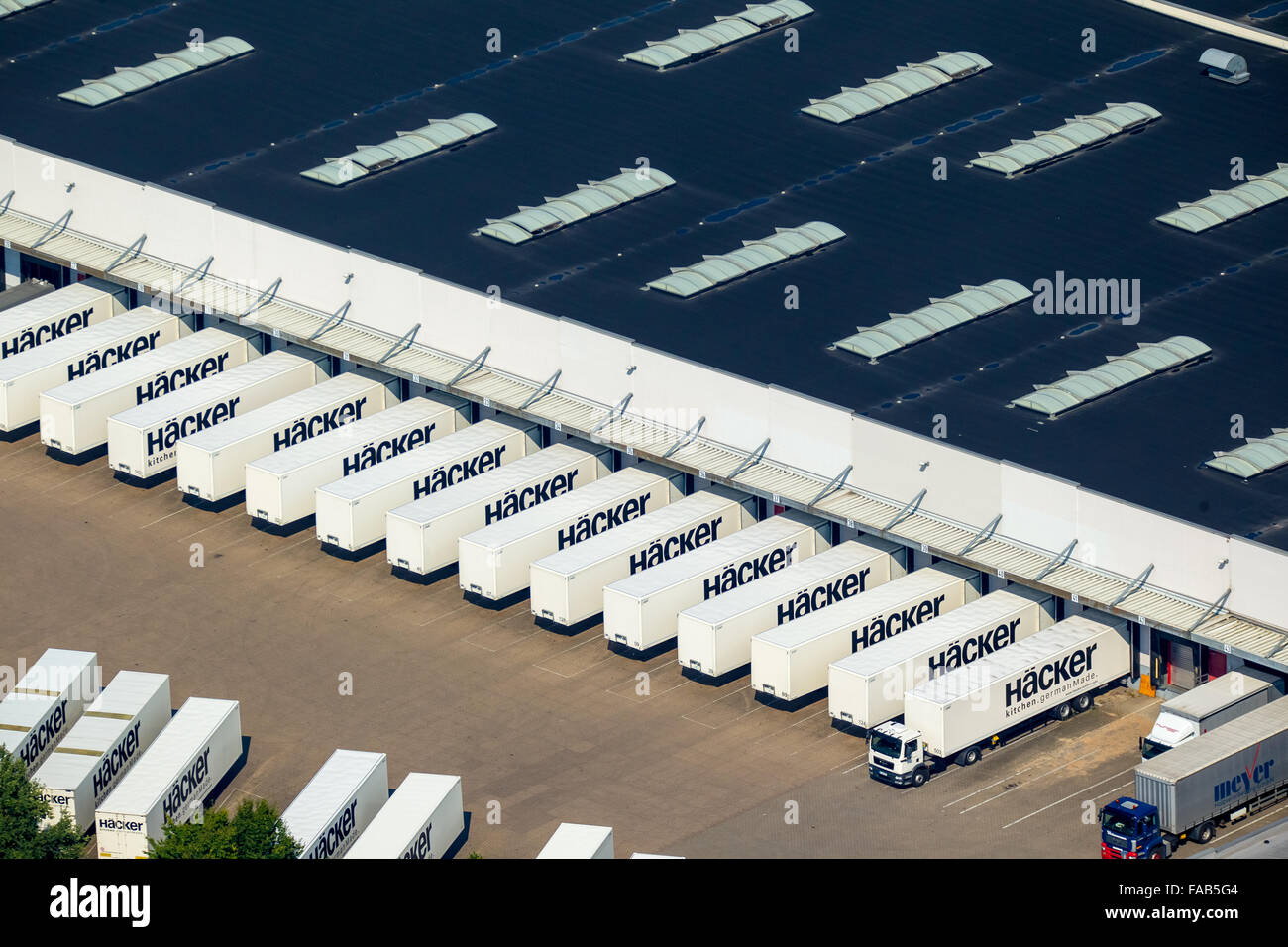 Vista aérea de Westfalia Oriental, fábrica de muebles, los hackers con numerosos camiones y semirremolques remolques de extradición, muebles Foto de stock