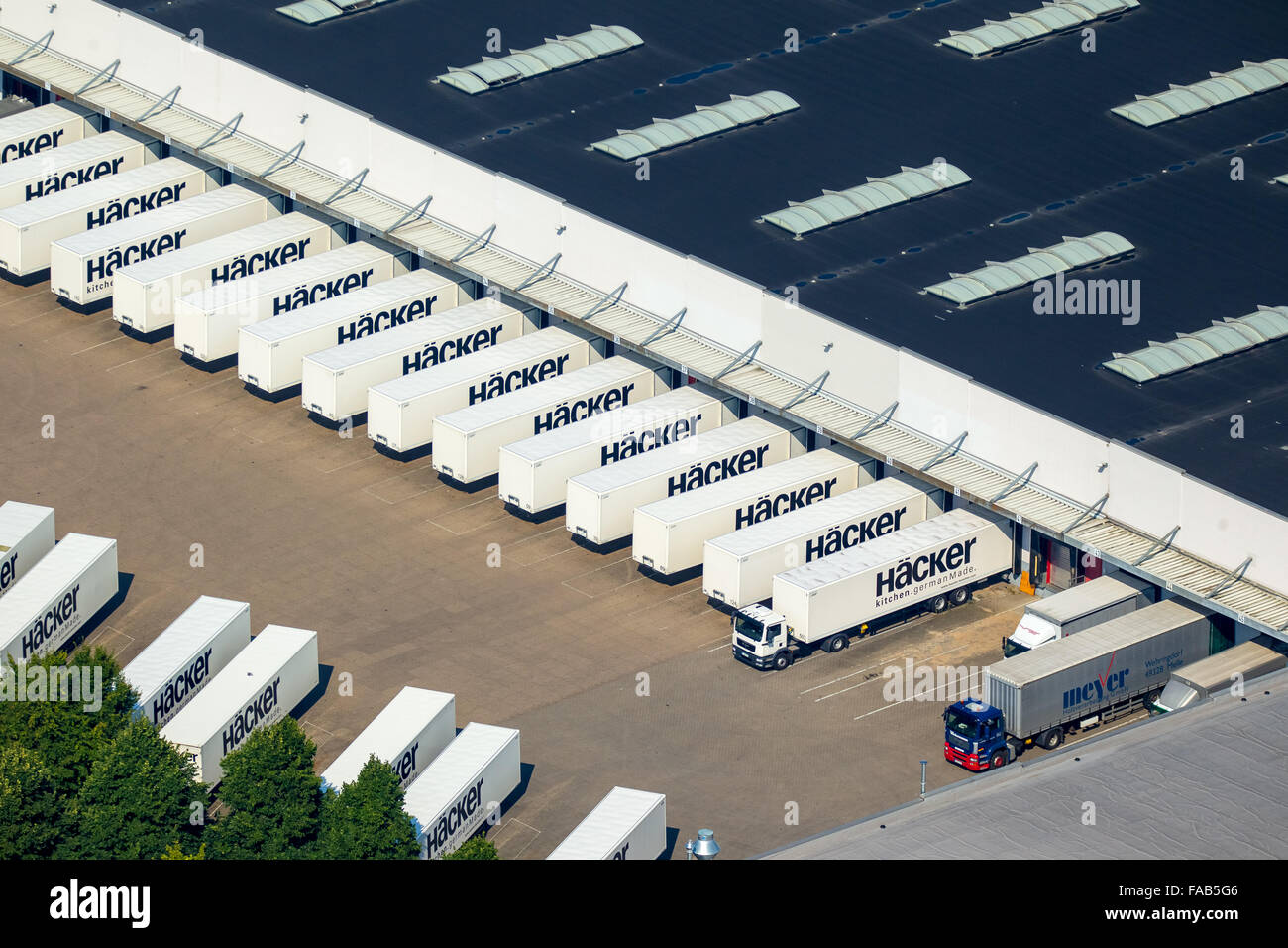 Vista aérea de Westfalia Oriental, fábrica de muebles, los hackers con numerosos camiones y semirremolques remolques de extradición, muebles Foto de stock