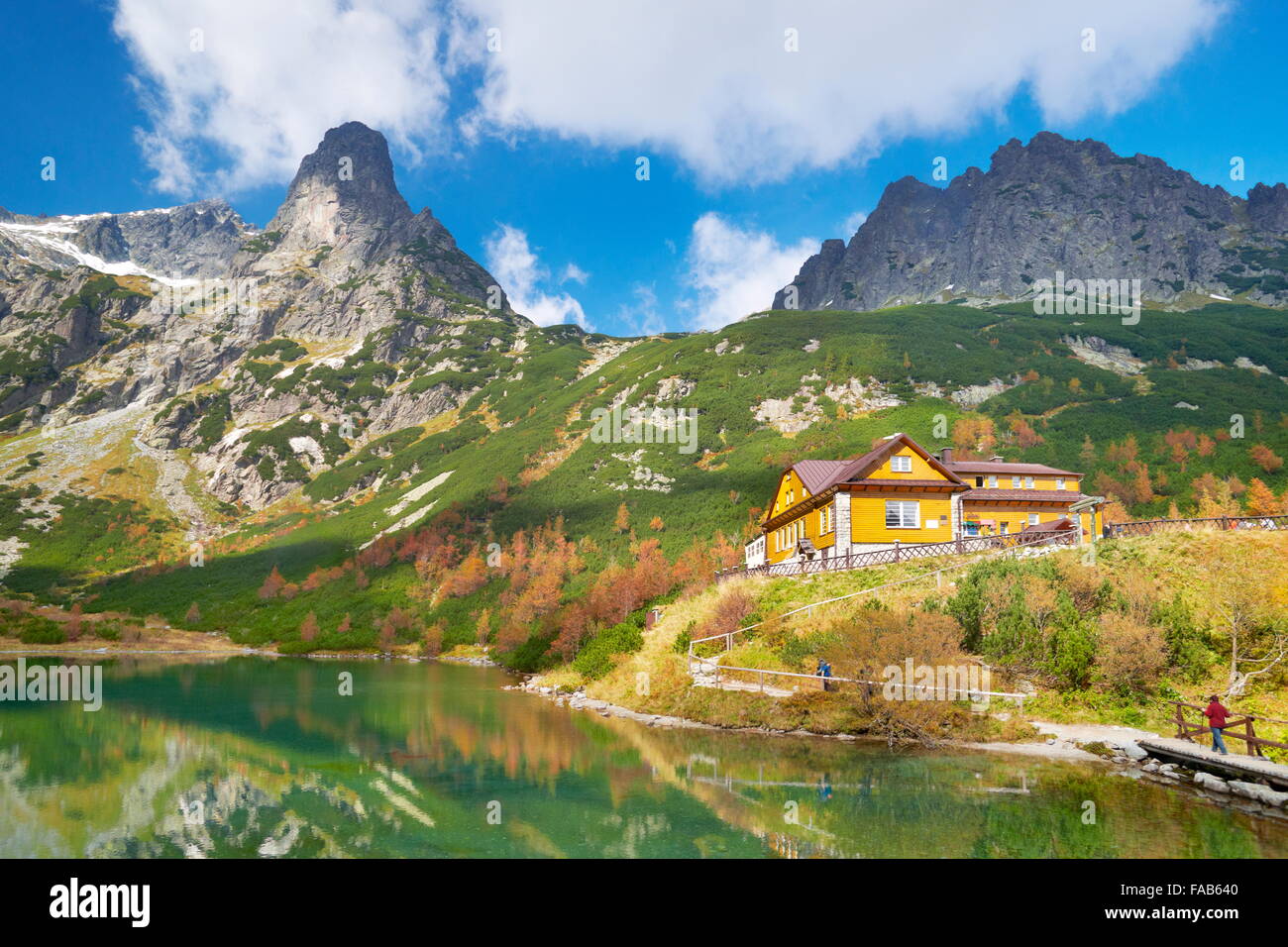 El albergue en el Estanque verde - High Tatras, eslovaco Foto de stock