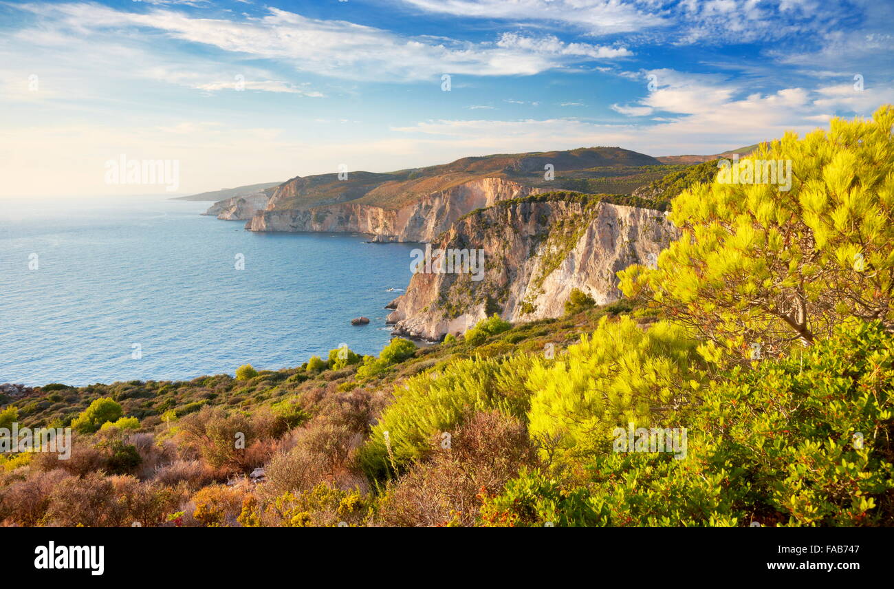 Grecia - isla de Zakynthos, el Mar Jónico, el acantilado cerca de Keri Foto de stock