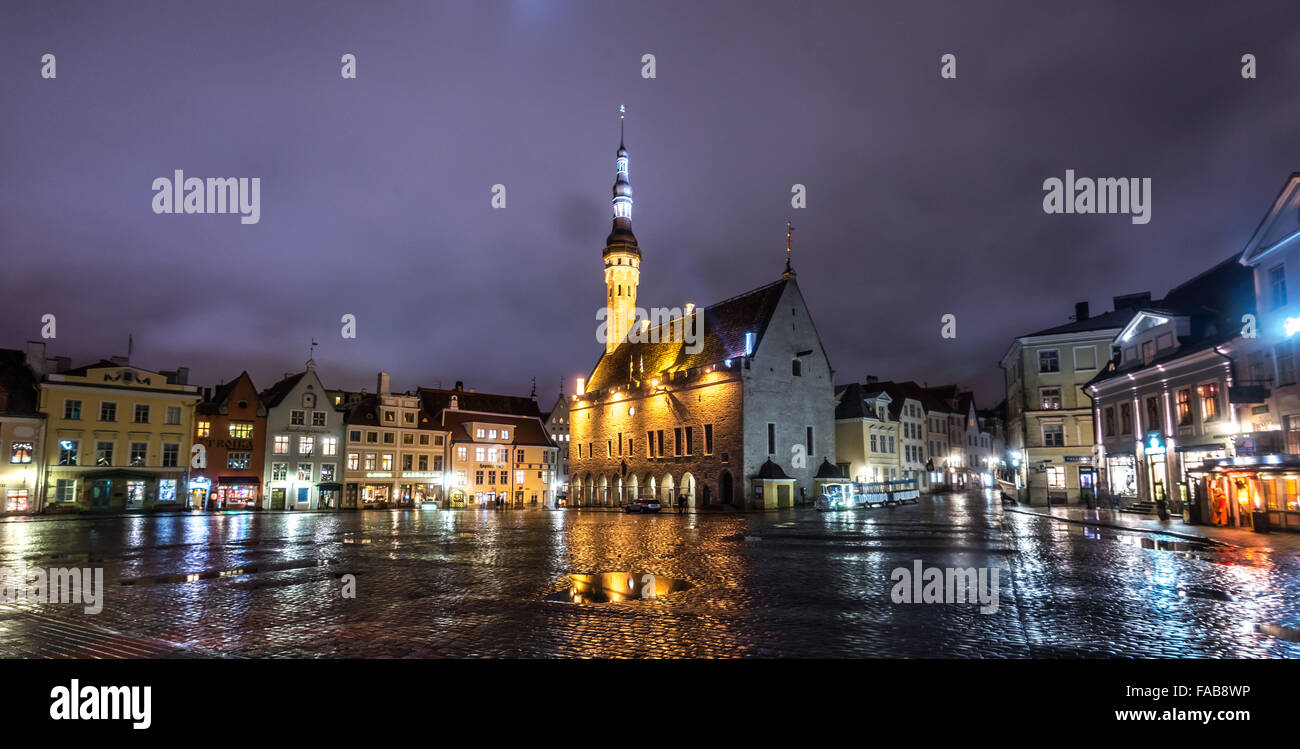 Plaza del Ayuntamiento de la ciudad vieja de Tallinn Foto de stock
