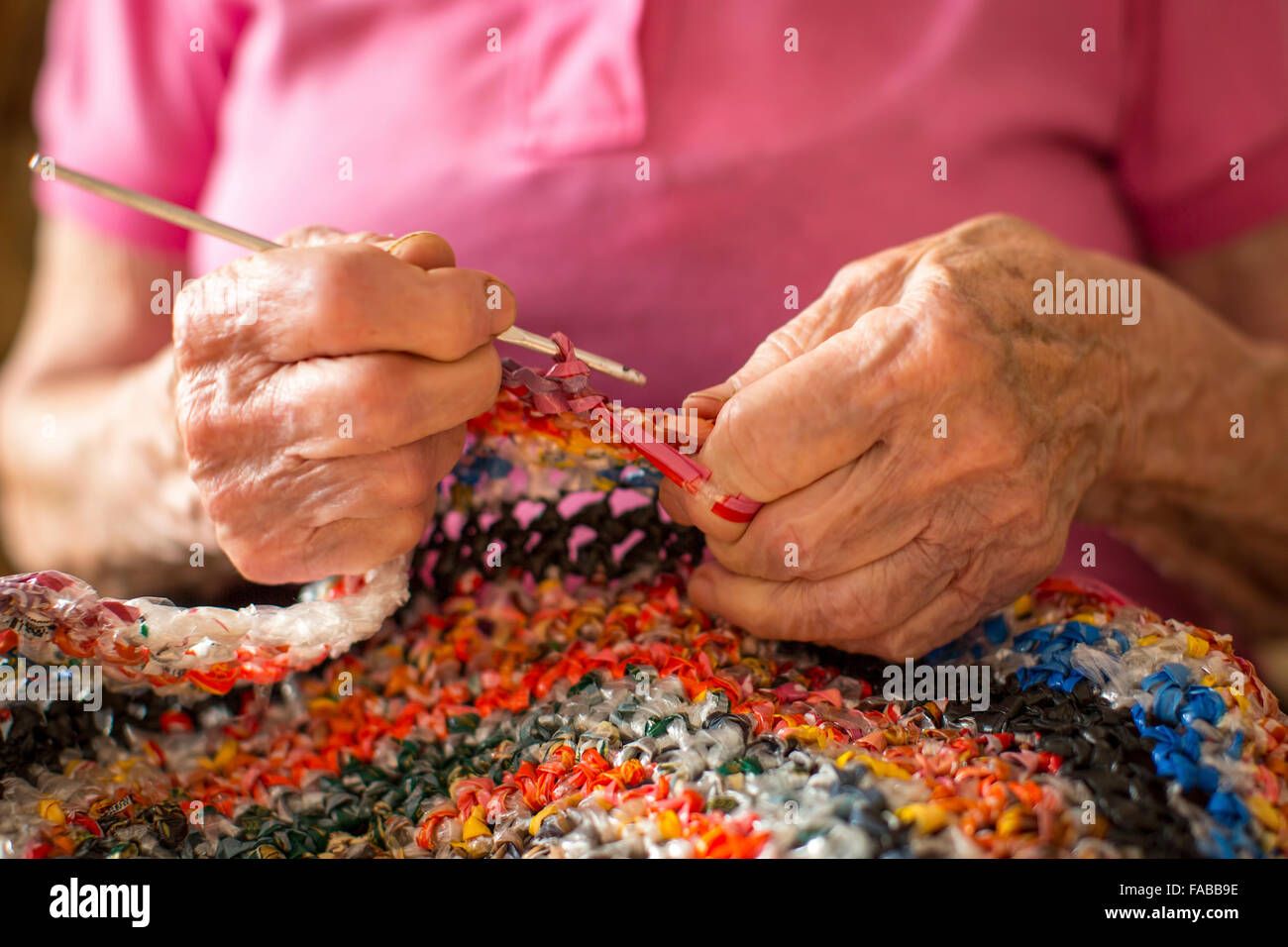 Close-up manos astringente crochet de una anciana. Foto de stock