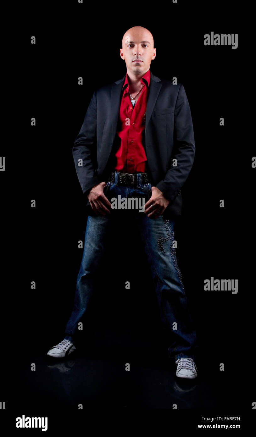Joven en una camisa roja y traje negro Fotografía de stock - Alamy