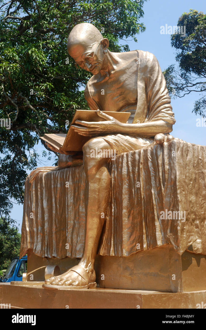 Estatua dorada de Gandhi en el parque Gandhi en Port Blair, Islas Andaman,india.Este parque público es un lugar turístico en Port Blair. Foto de stock