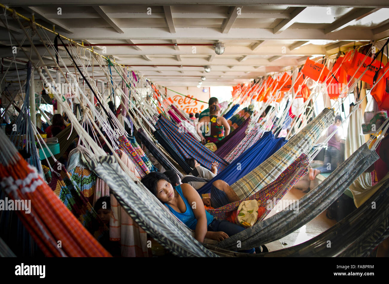 Los pasajeros de Henry 2 barco desde Pucallpa a Iquitos en el río Ucayali, Perú Foto de stock