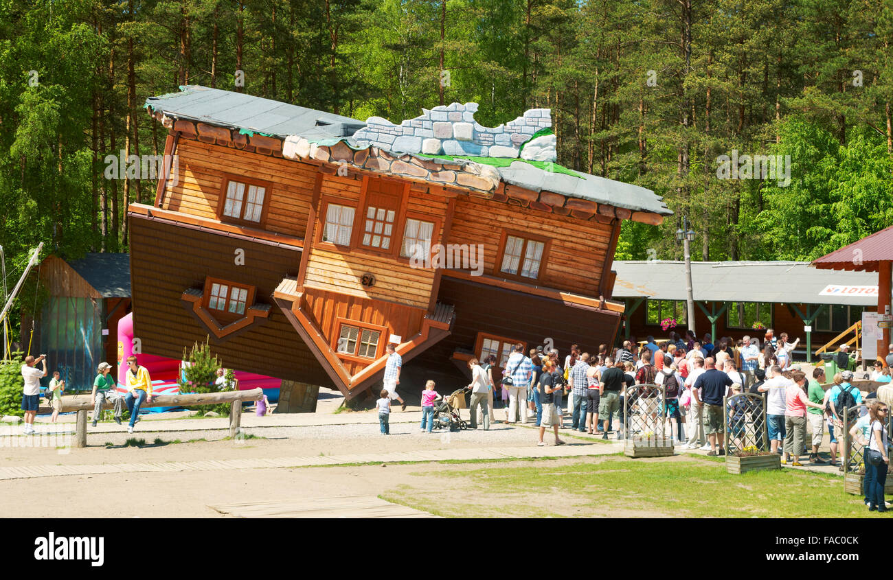 Szymbark - Casa al revés, proyecto original de museo al aire libre de la arquitectura en madera, Polonia Foto de stock