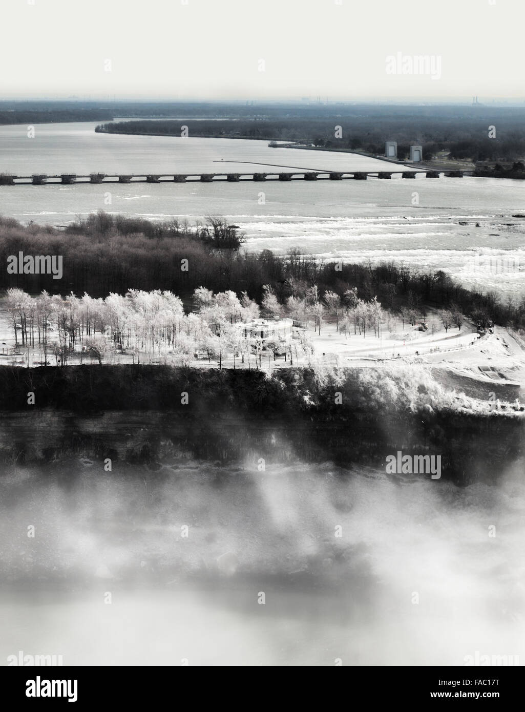 Vista del lado de Nueva York de las Cataratas del Niagara en invierno con el centro de visitantes y la niebla y el vapor de las cataratas. Tomada desde el Foto de stock