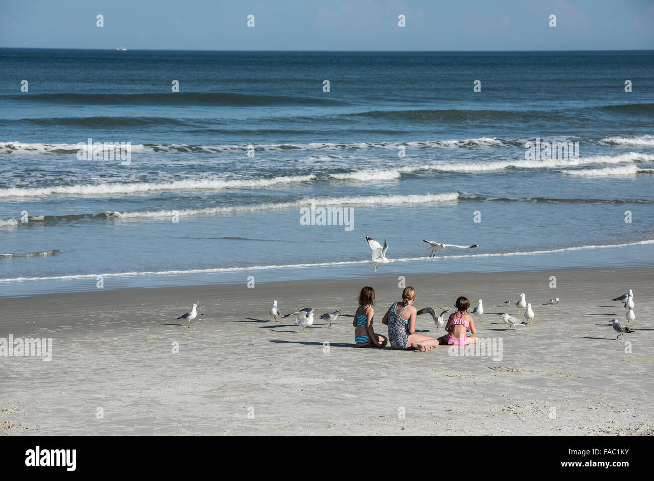 Three girls in bathing suits fotografías e imágenes de alta resolución