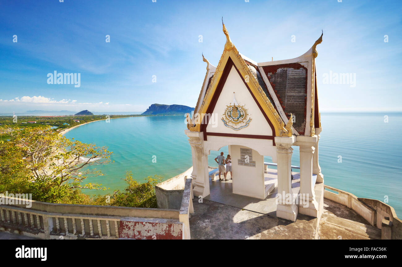 Tailandia - pequeño monasterio budista en la montaña Khao Chong Krachok, situado cerca de la ciudad de Prachuap Foto de stock