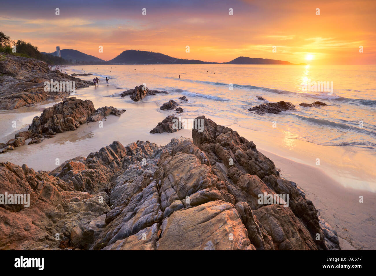 Tailandia - La isla de Phuket, Patong Beach tropical al atardecer el tiempo Foto de stock