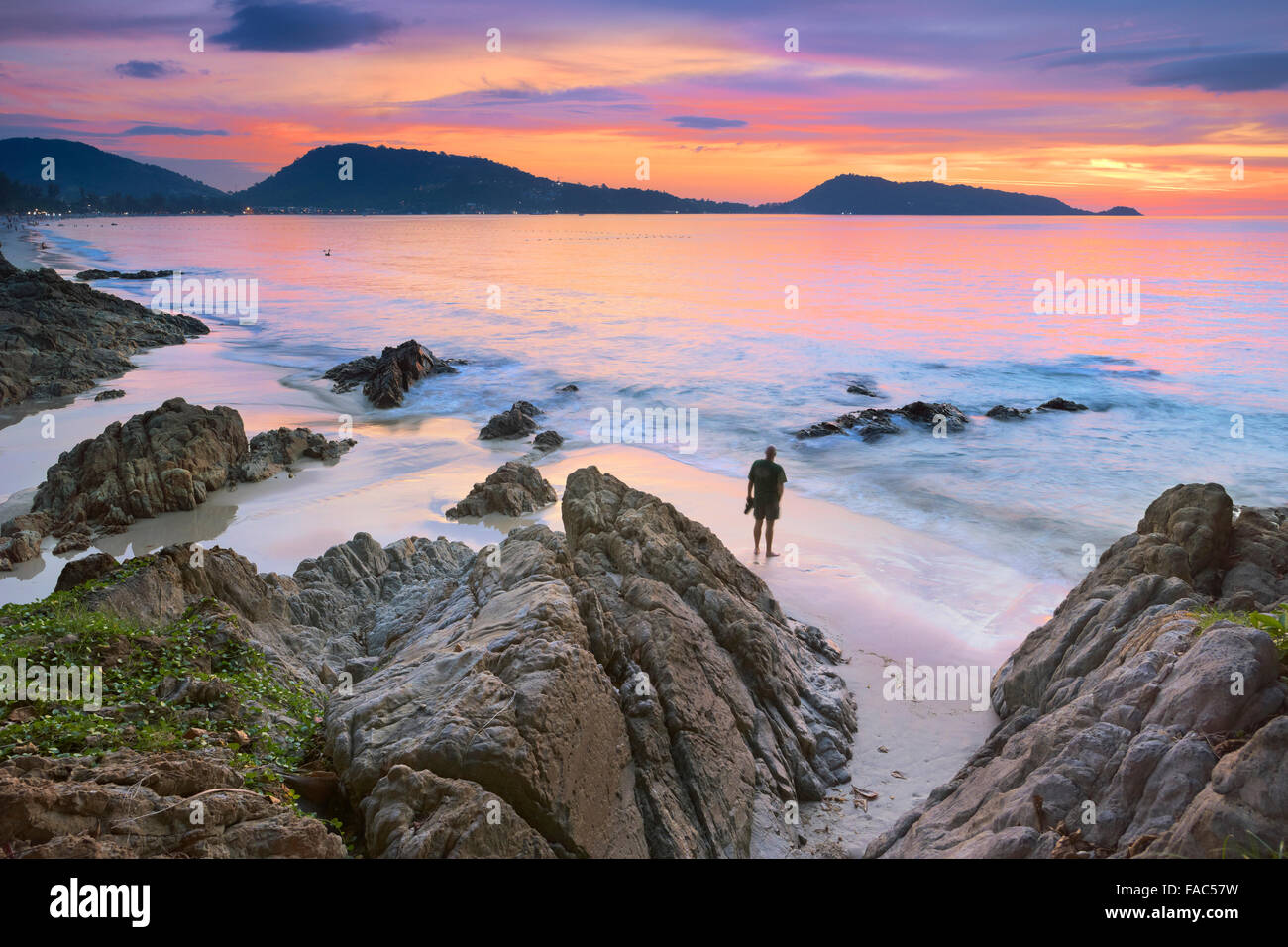 Tailandia - La isla de Phuket, Patong Beach, Sunset tiempo paisaje Foto de stock