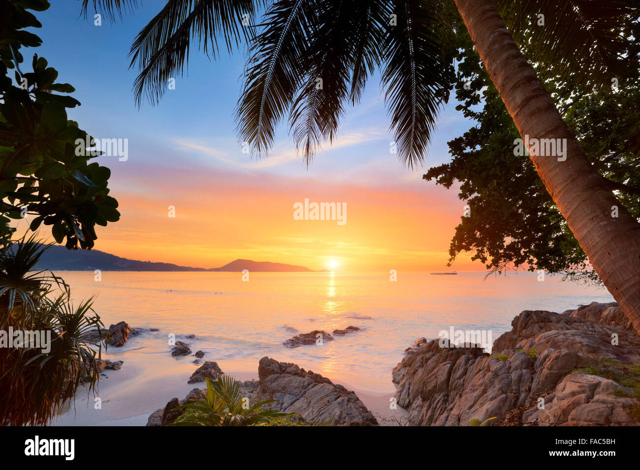 Tailandia - La isla de Phuket, Patong Beach, atardecer tropical tiempo paisaje Foto de stock