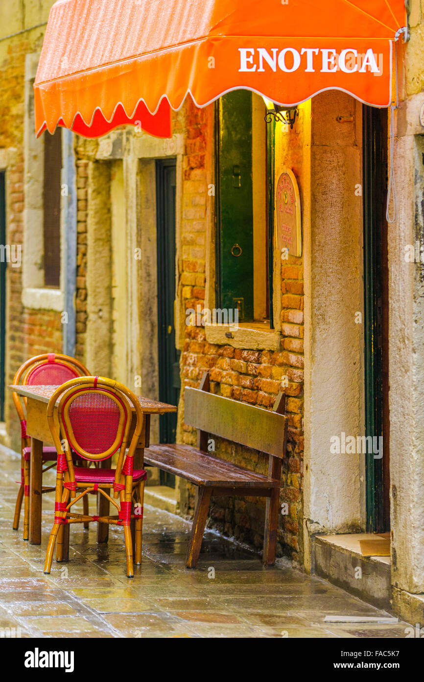 Restaurante, piscina al aire libre seet en la lluvia, Venecia Foto de stock