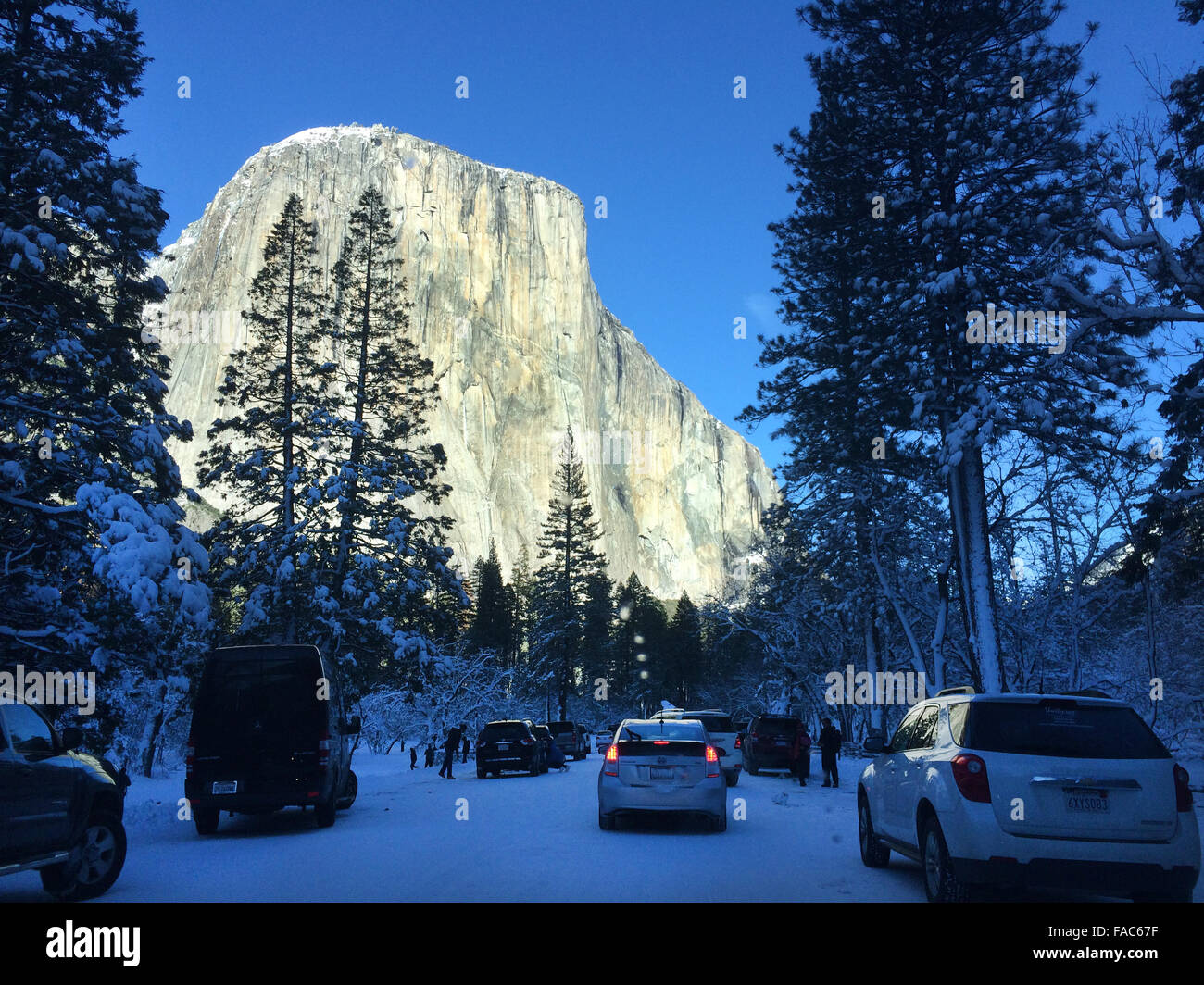Entrada del valle de Yosemite en la nieve. Foto de stock