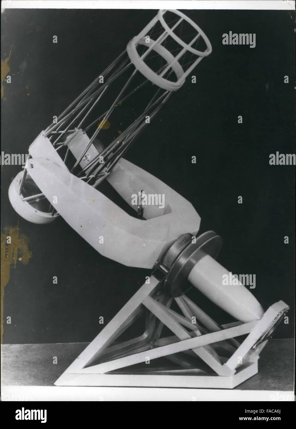 1972 - Modelo de la segunda más grande del mundo el telescopio: La  fotografía muestra un modelo a escala 1/16 de la segunda más grande del  mundo con un telescopio reflector de