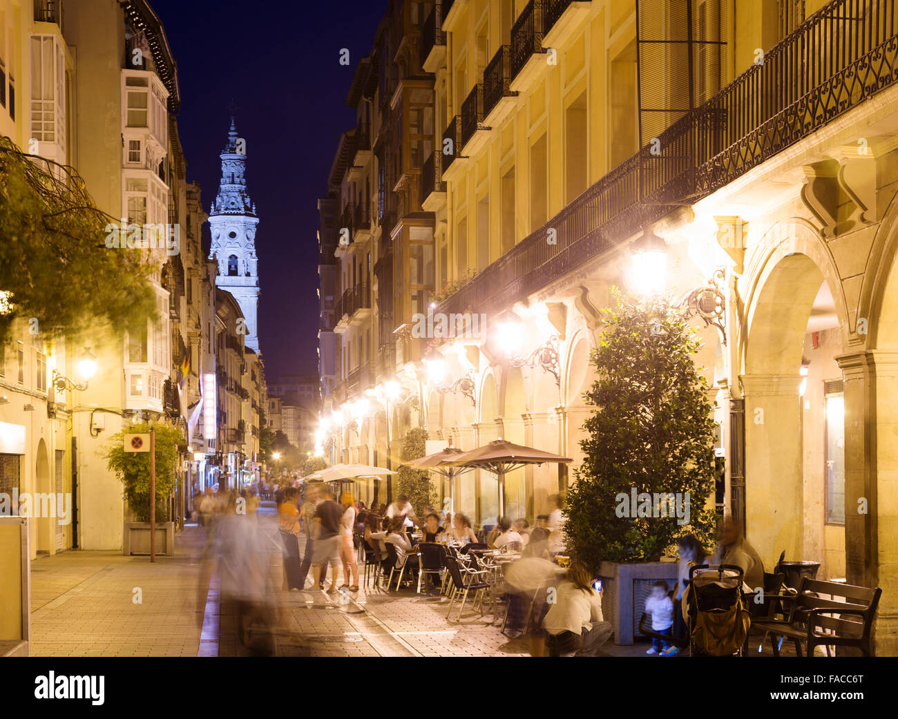 Con restaurantes en la calle de noche vieja ciudad española. Logroño  Fotografía de stock - Alamy