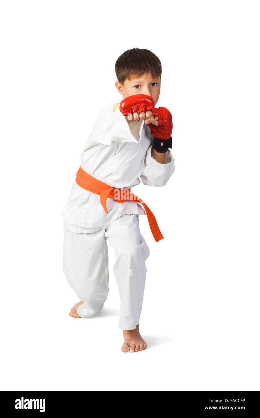 Un joven luchador de aikido en kimono blanco mostrando artes marciales aislado en blanco Foto de stock