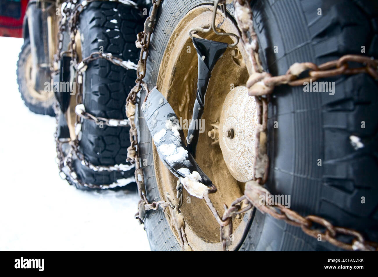Cadenas para nieve en las ruedas de la carretilla Fotografía de stock -  Alamy