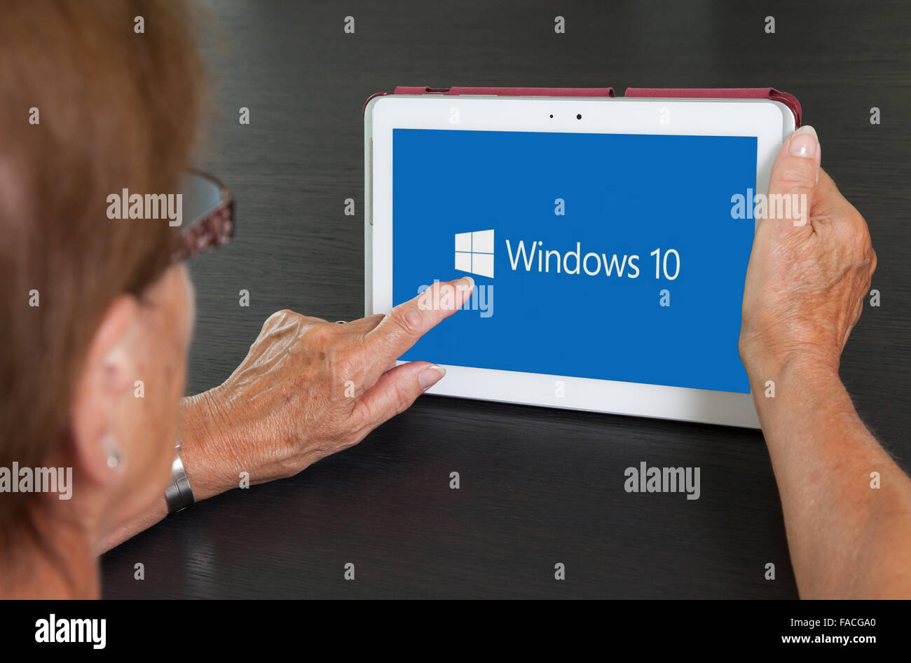 HEERENVEEN, Países Bajos, 6 de junio de 2015: el tablet PC con el logotipo de Windows 10. Windows 10 es la nueva versión del sistema operativo Windows por MICR Foto de stock