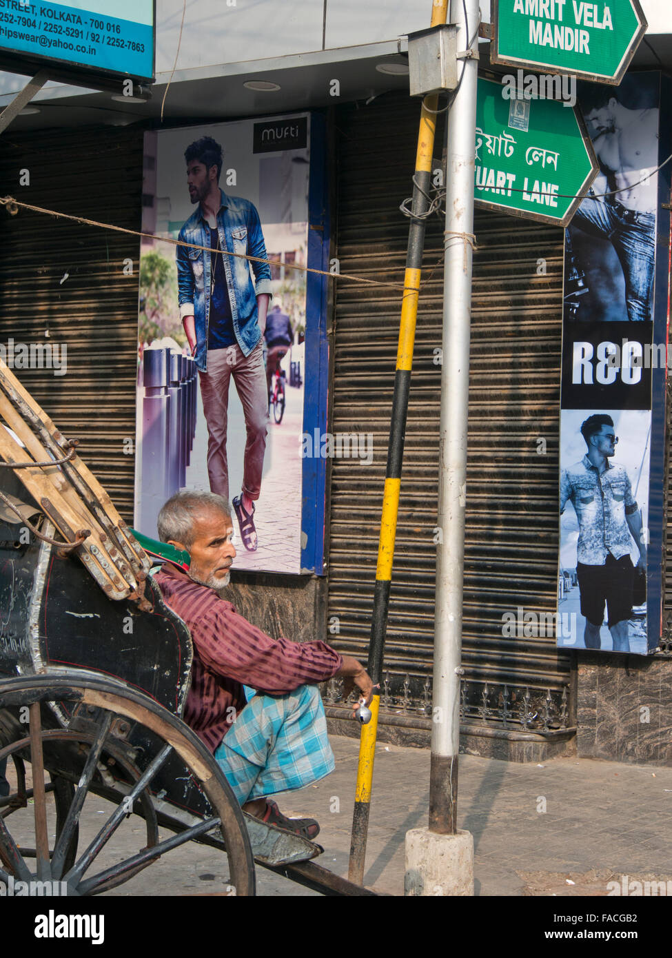 Conductor del rickshaw a pie que descansan en Kolkata, India Foto de stock