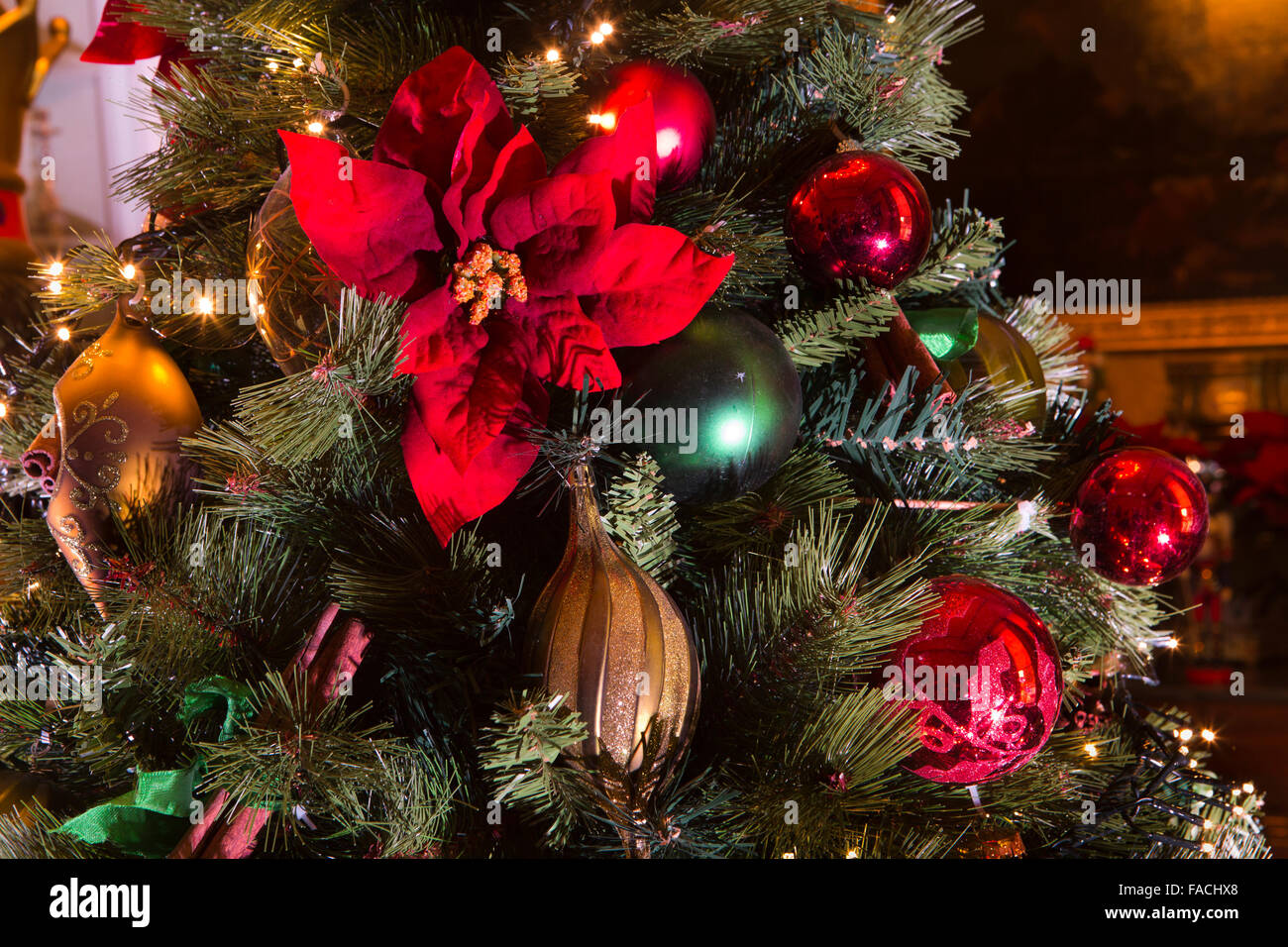 Adornos para árboles de navidad fotografías e imágenes de alta resolución -  Alamy