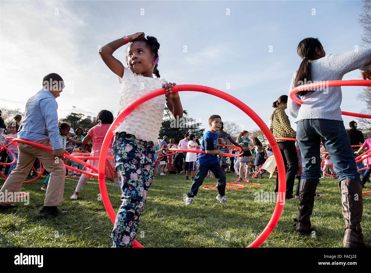 Niña jugando con el hula hoop en el exterior Fotografía de stock - Alamy