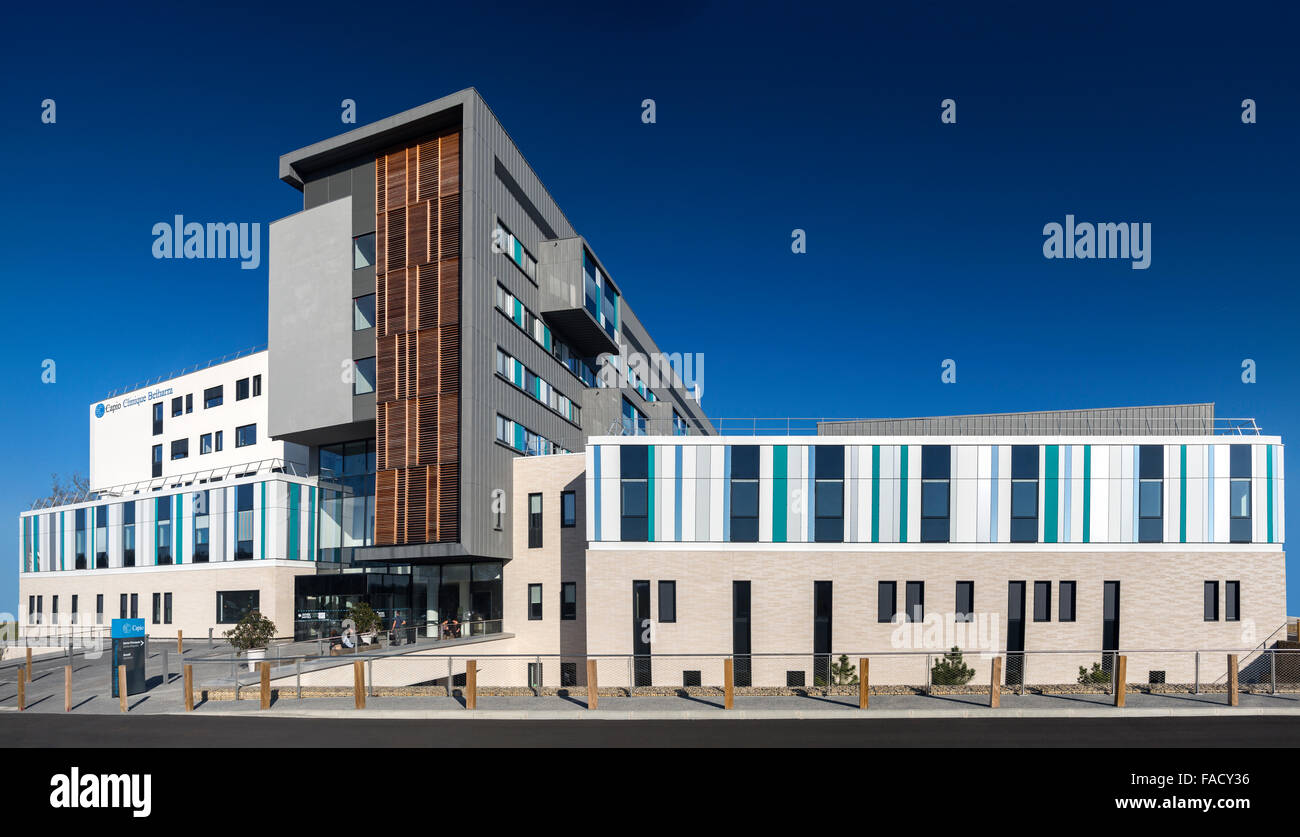 La fachada de la clínica Belharra: un moderno edificio con las normas  ambientales de alta calidad (Bayonne - Aquitania - Francia Fotografía de  stock - Alamy