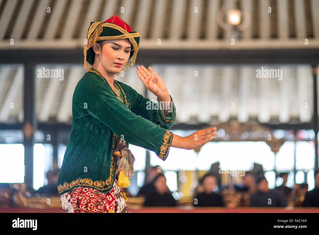 Realización de una bailarina de danza tradicional javanesa en el Palacio del Sultán o Kraton, Yogyakarta, Java, Indonesia, Asia Foto de stock